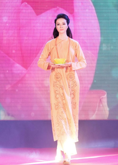 MC Thanh Mai dien 5 bo ao dai trong mot su kien-Hinh-4